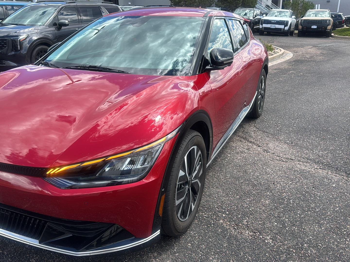 Used 2022 Runway Red Kia Wind image 3