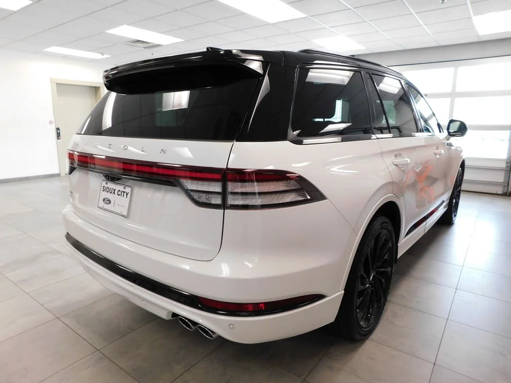 Used 2025 Pristine White Lincoln Reserve image 6