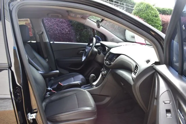 Used 2022 Mosaic Black Metallic Chevrolet LT image 22