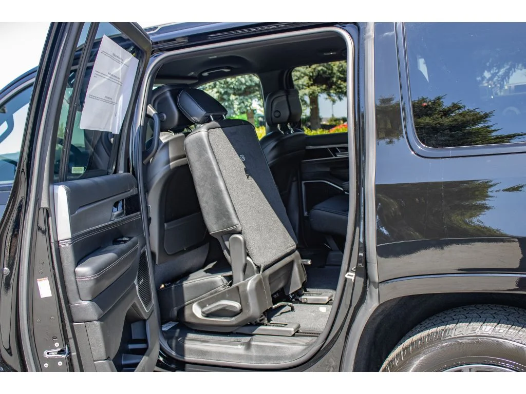 New 2026 HIGH GLOSS BLACK Jeep Limited Altitude image 24