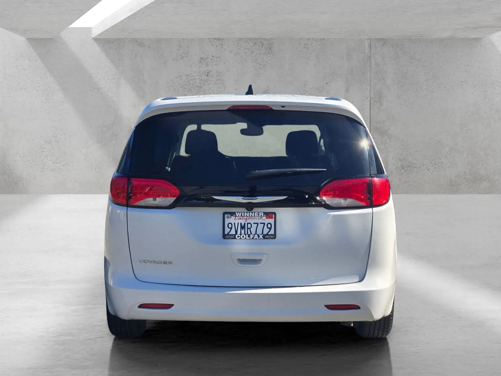 Used 2023  Chrysler LX image 5
