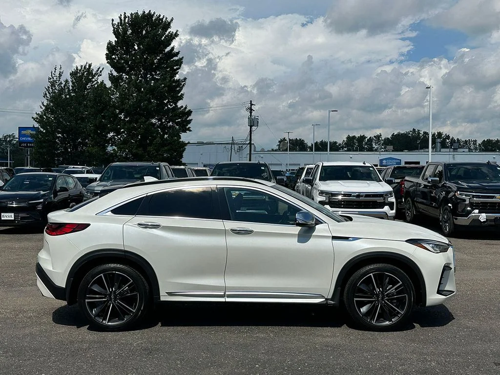 Used 2023 White INFINITI LUXE image 12