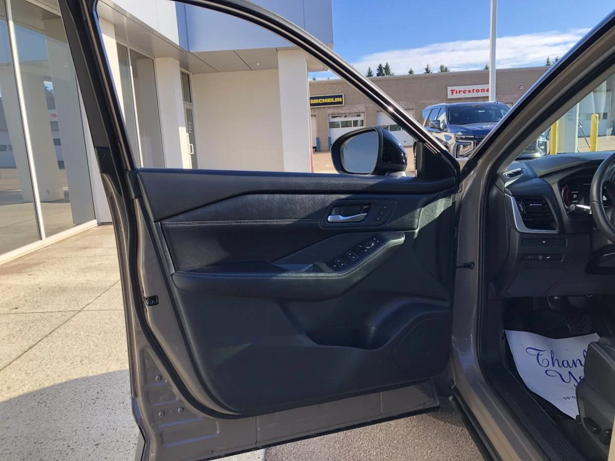 Used 2024 Brown Nissan Awd Sl image 10