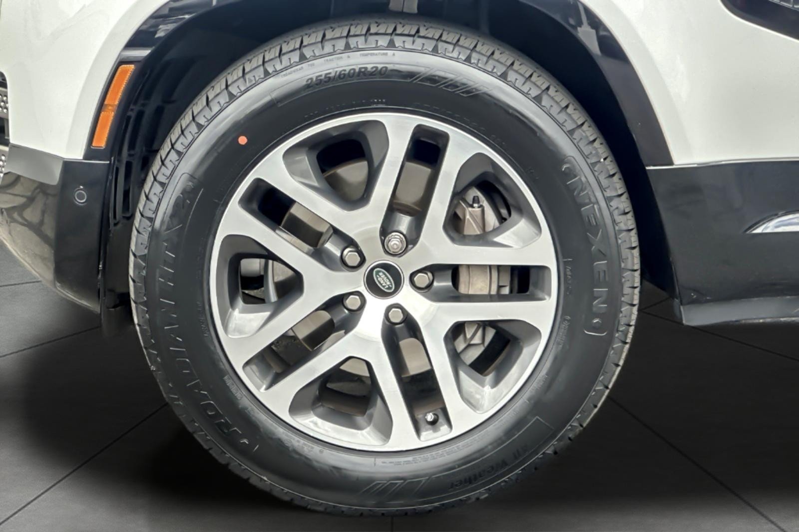Used 2024 Fuji White Land Rover X-Dynamic SE image 26
