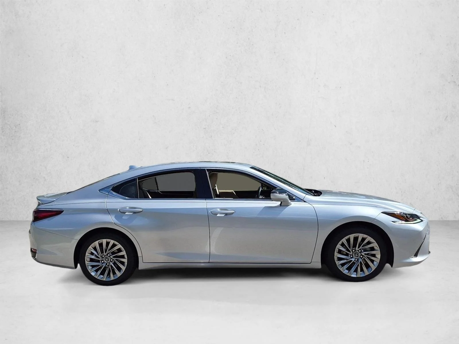 Used 2019 Silver Lining Metallic Lexus ES 300h Ultra Luxury image 4