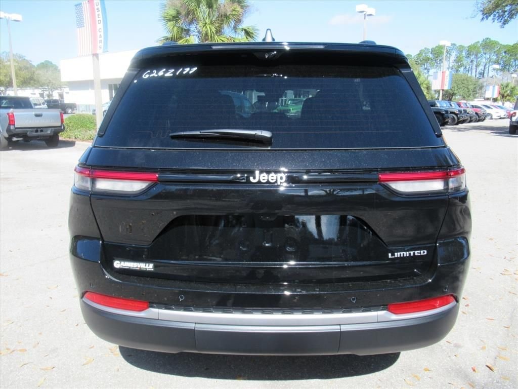 New 2026 Diamond Black Crystal Pearl-Coat Exterior Paint Jeep Limited image 6