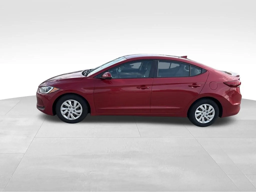 Used 2017 Red Hyundai SE image 2