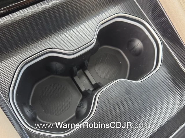 New 2026 Diamond Black Crystal Pearl-Coat Exterior Paint Jeep Limited image 26