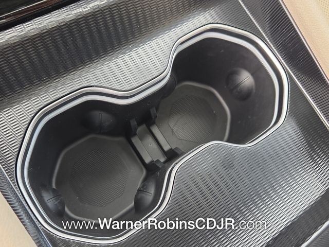 New 2026 Diamond Black Crystal Pearl-Coat Exterior Paint Jeep Limited image 26