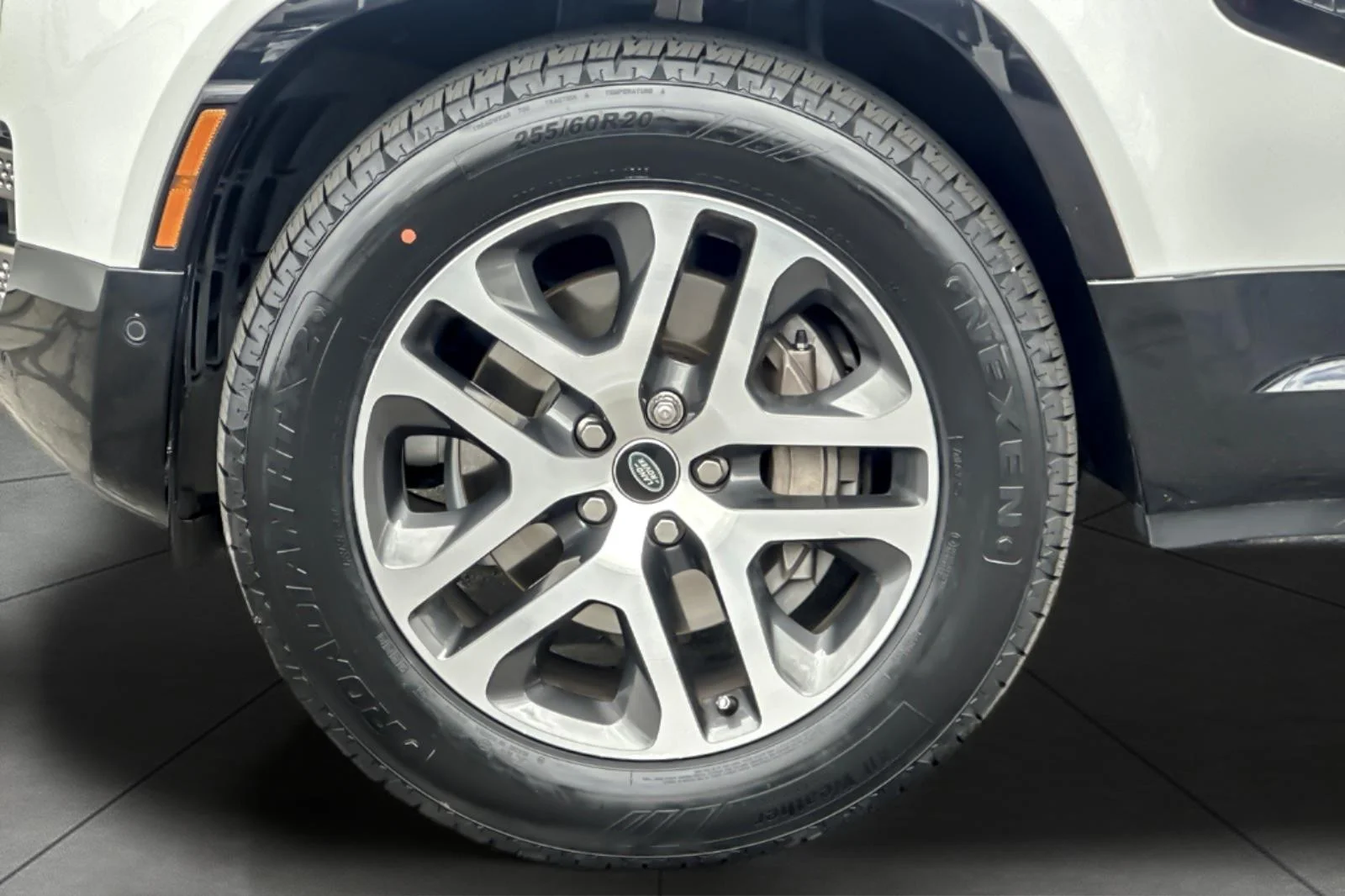 Used 2024 Fuji White Land Rover X-Dynamic SE image 26