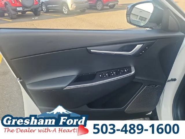 Used 2023 Snow White Pearl Kia Wind image 16