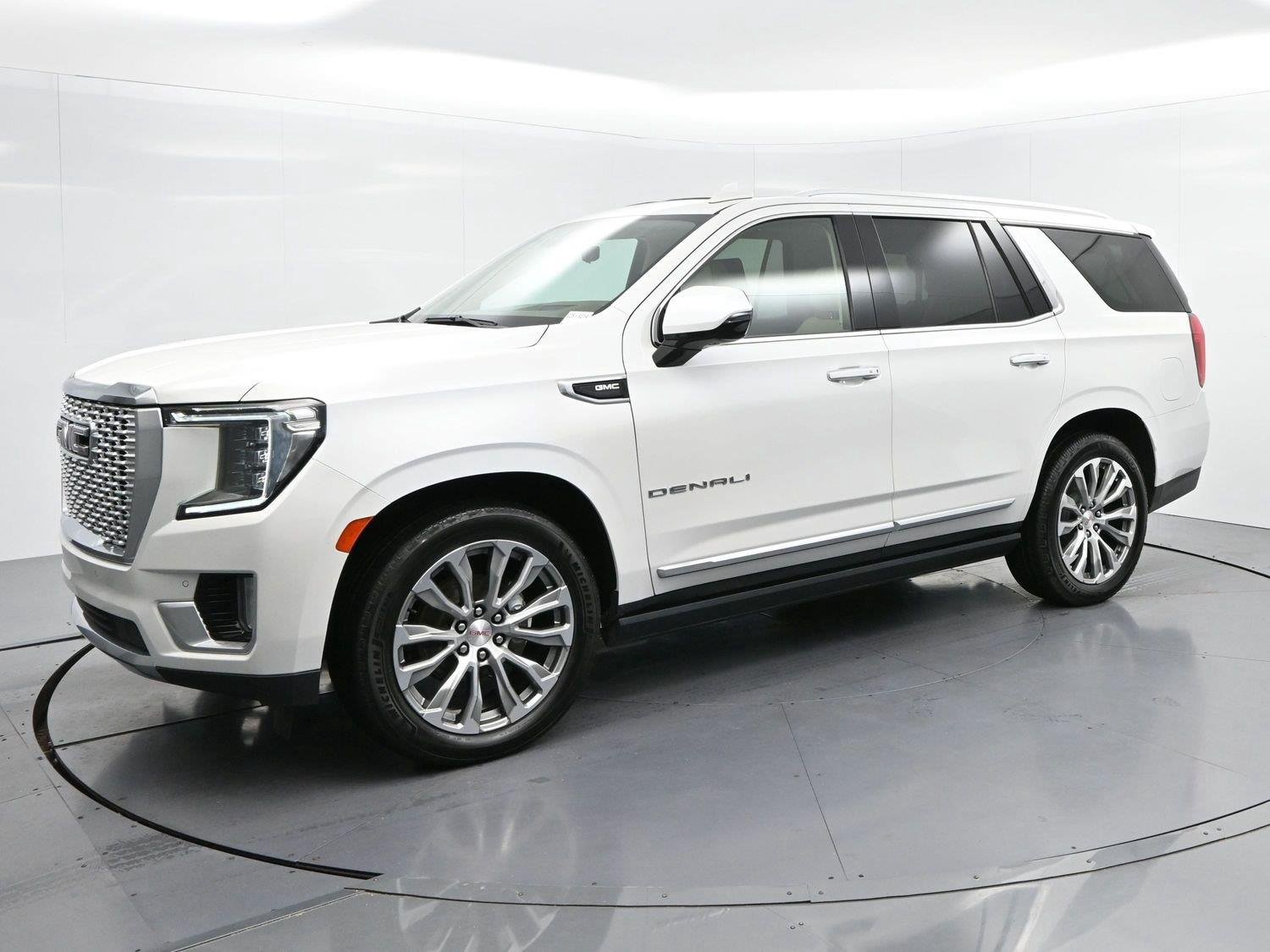 Used 2021 WHITE FROST TRICOAT GMC Denali image 3
