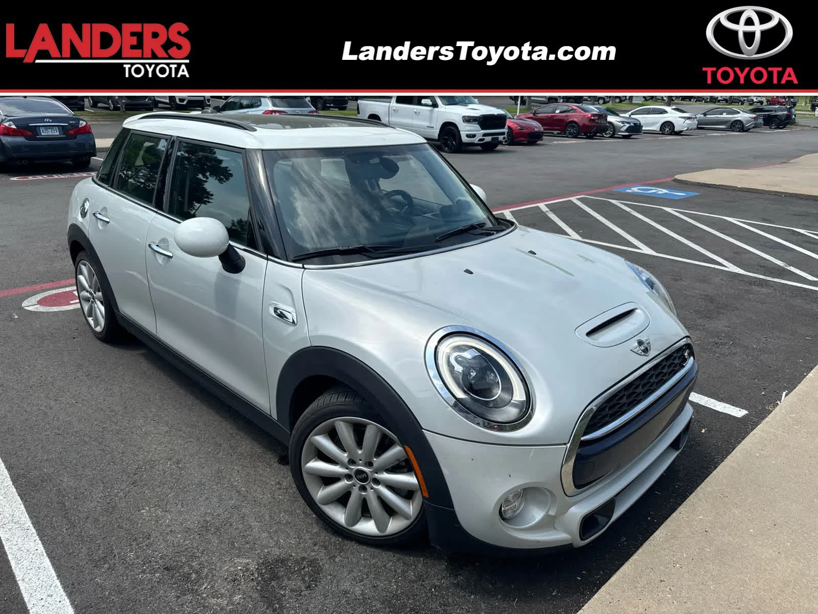 2018 MINI Cooper S 4 Door's photo