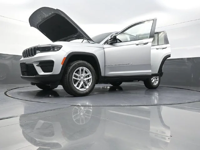 New 2026 Silver Zynith Exterior Paint Jeep Laredo X image 31