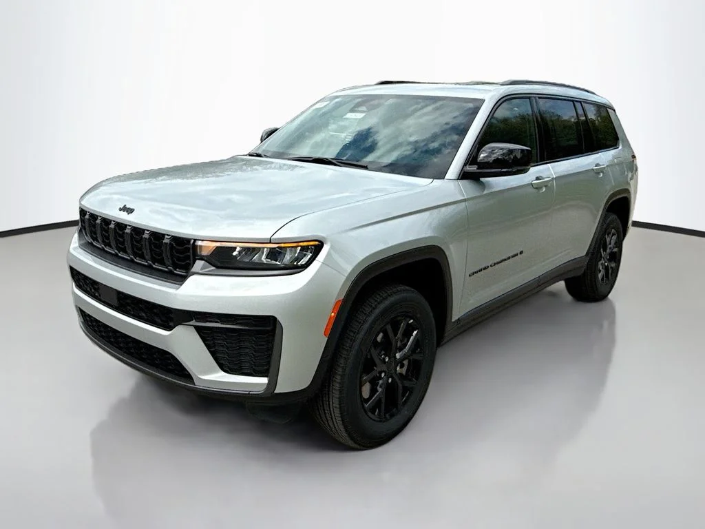 New 2026 Silver Zynith Jeep Laredo Altitude image 8