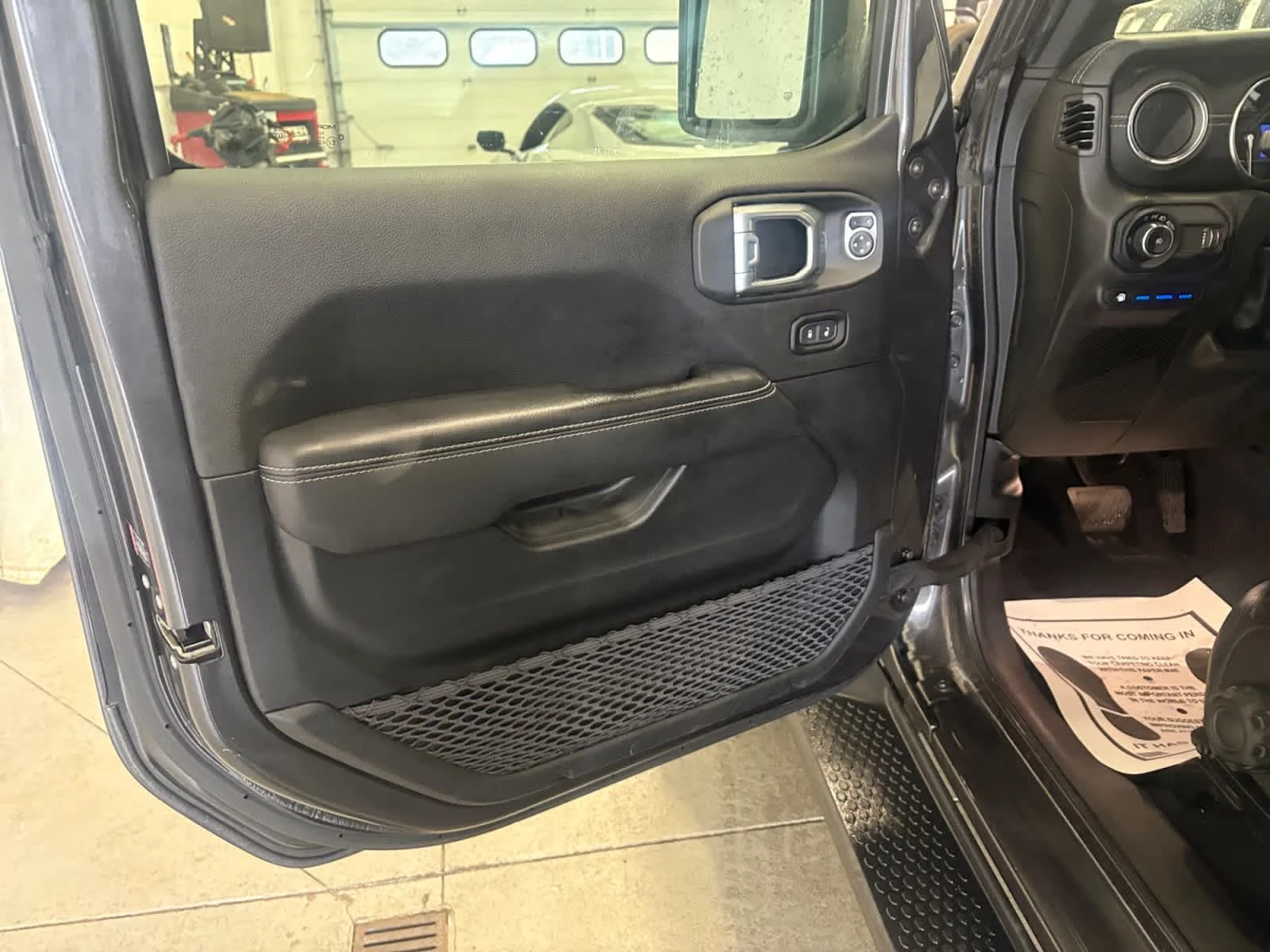 Used 2023 Granite Crystal Metallic Clearcoat Jeep Sahara image 9