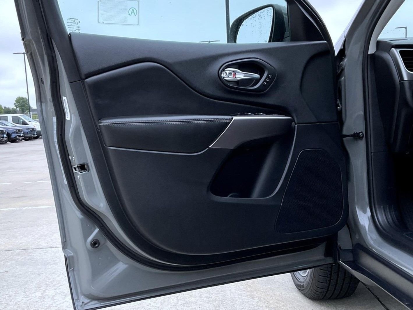 Used 2019 Gray Jeep Limited image 9