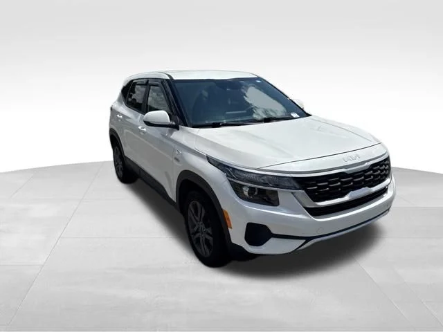 Used 2022 White Kia LX image 3