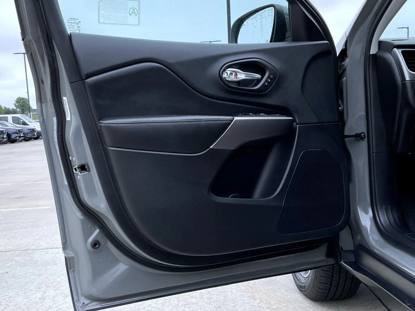 Used 2019 Gray Jeep Limited image 9
