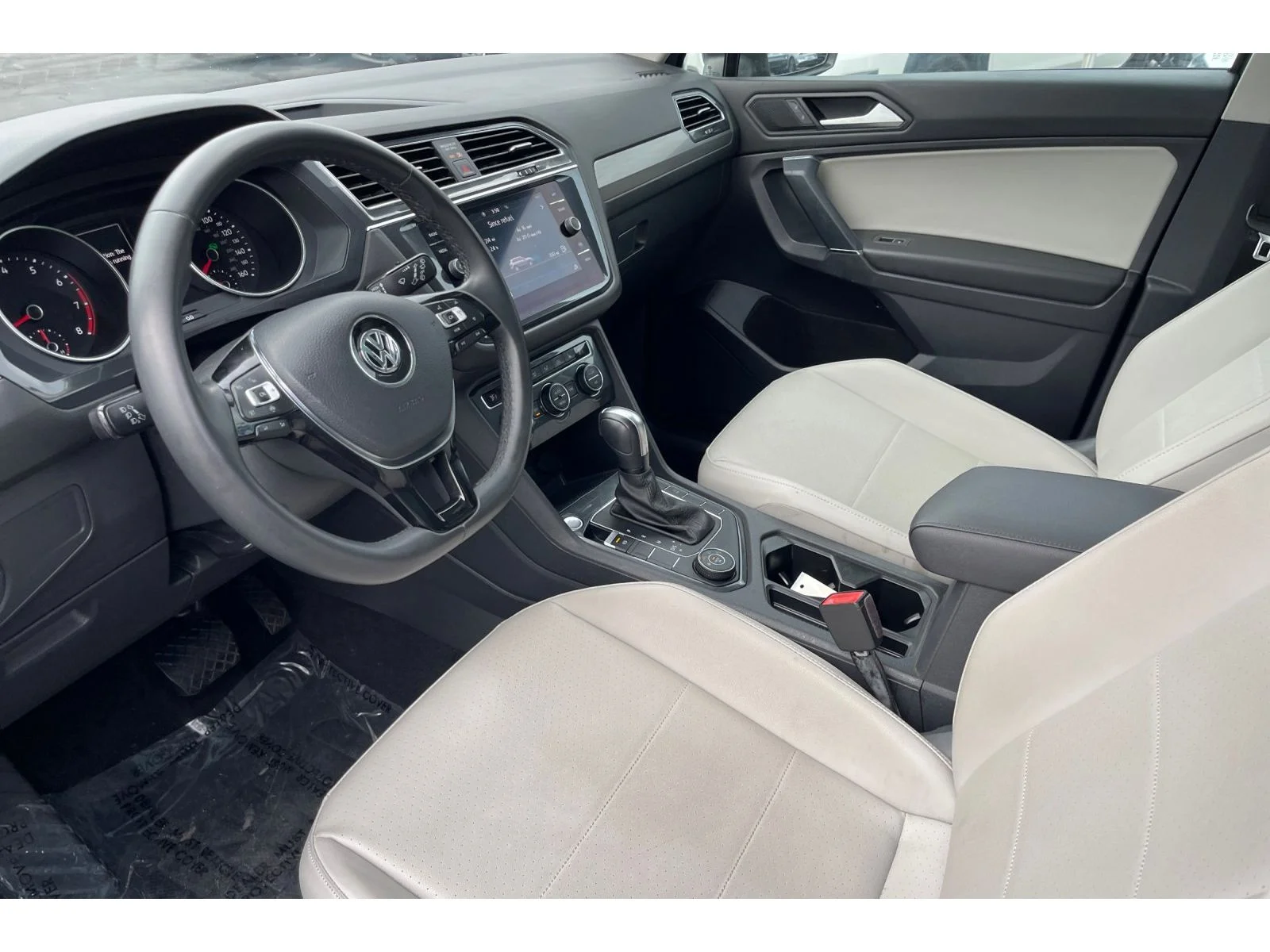 Used 2020 Platinum Gray Metallic Volkswagen SE image 10