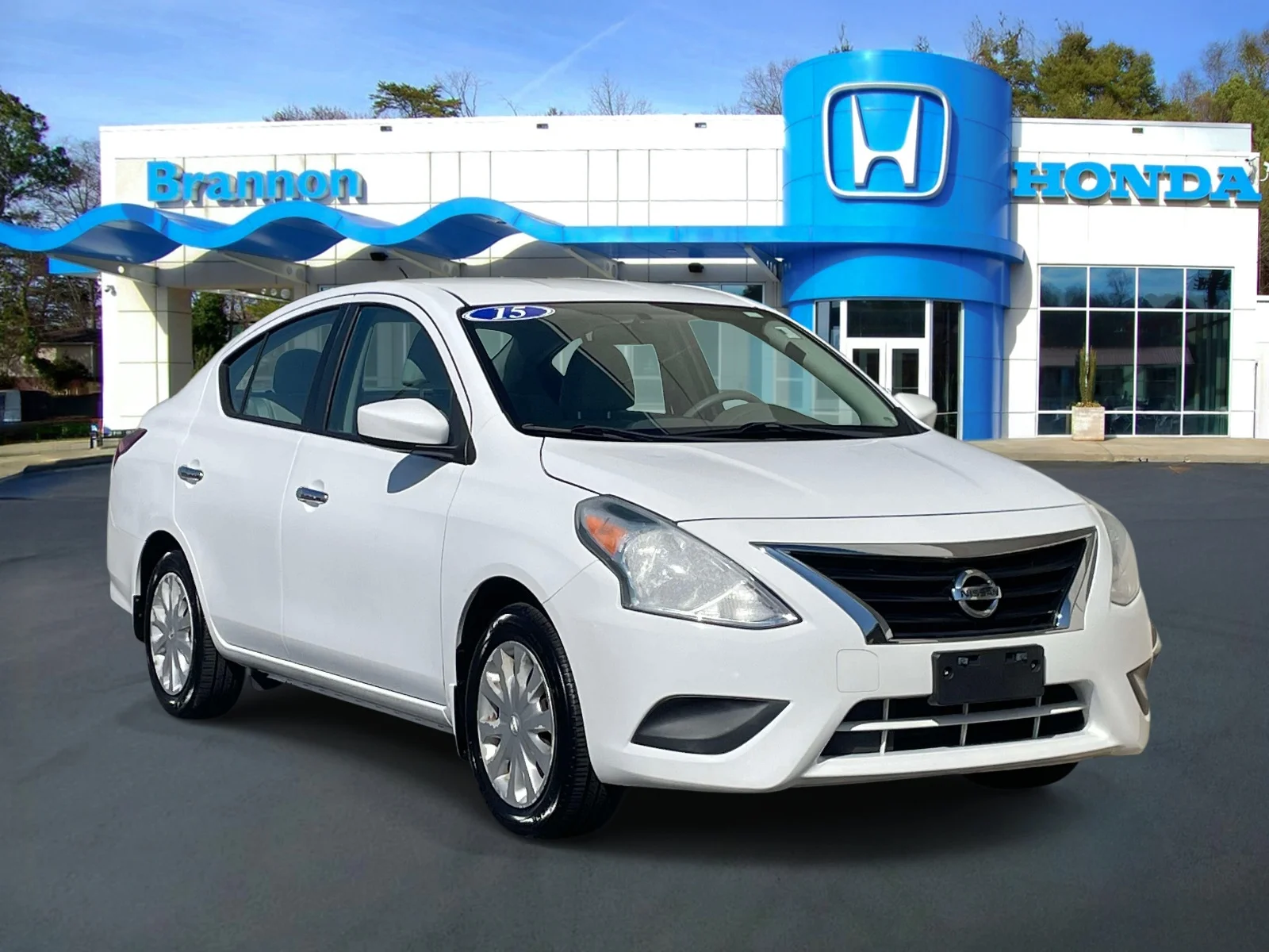 Used 2015 White Nissan 4dr Sdn CVT 1.6 SV image 1