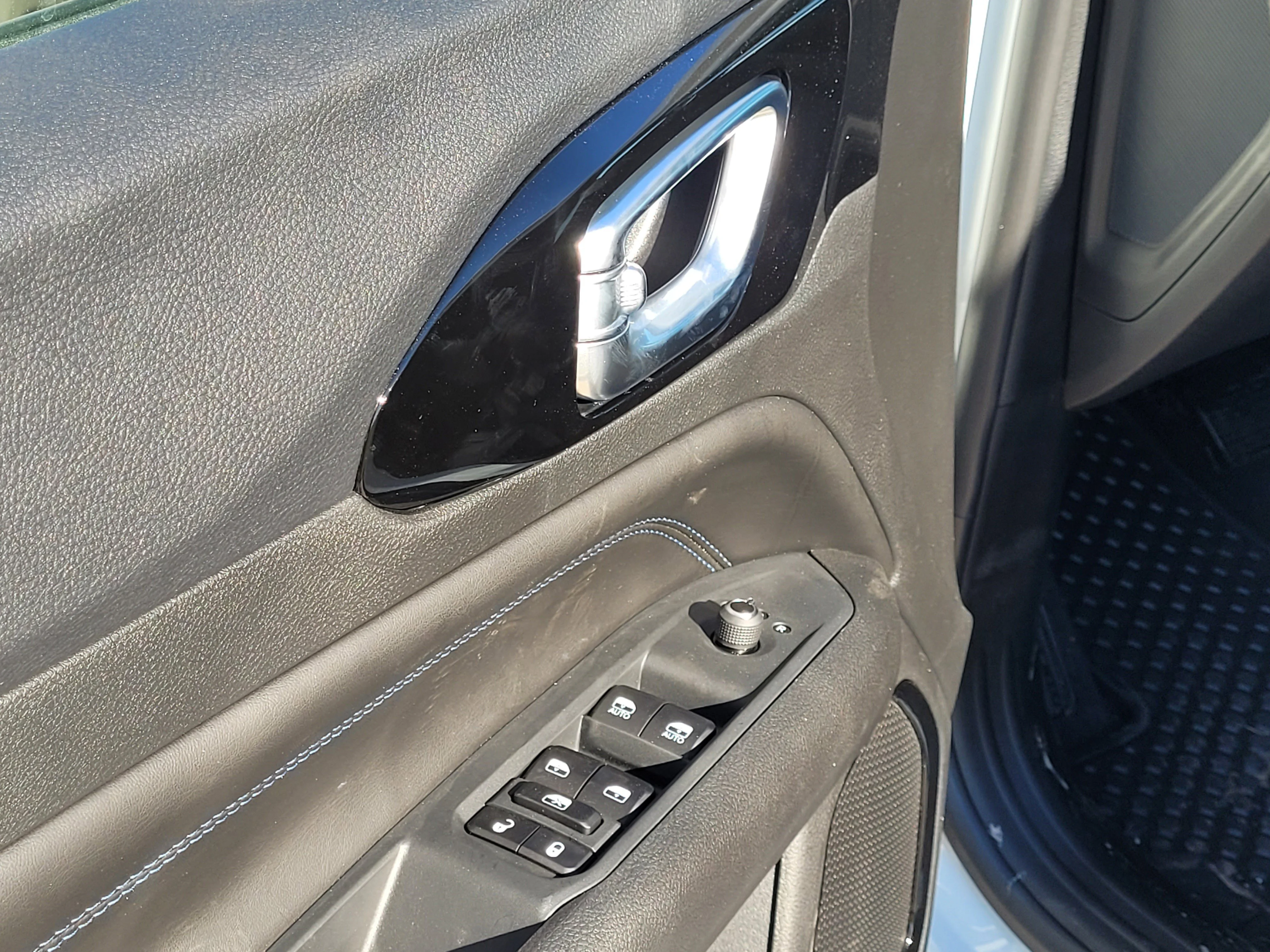 New 2026 Bright White Clearcoat Jeep Latitude image 9