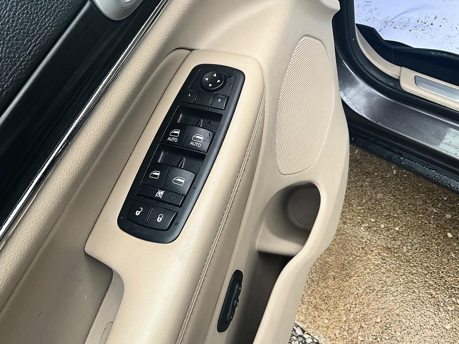 Used 2019 Gray Jeep Limited image 13