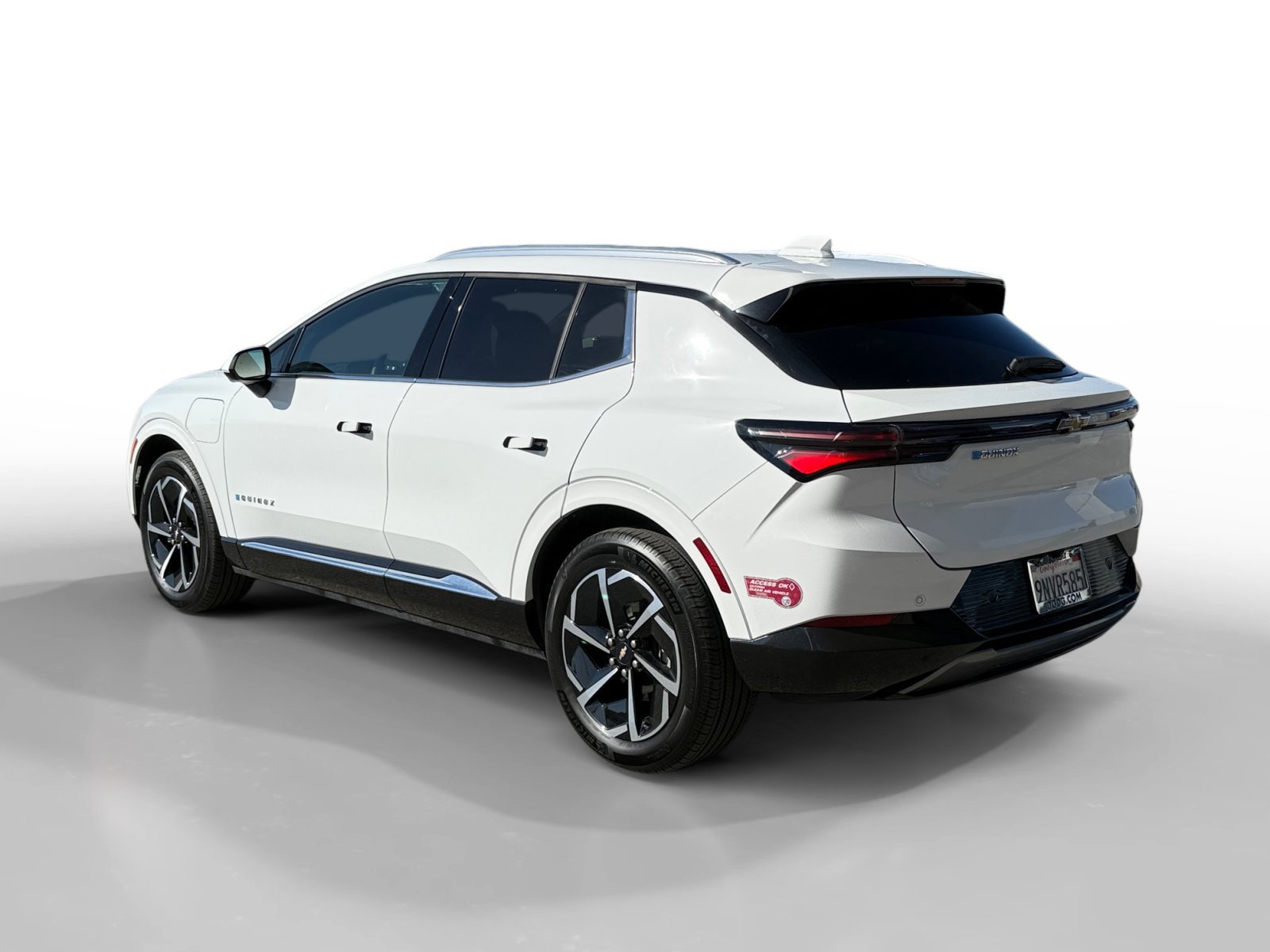 Used 2024 Summit White Chevrolet LT image 3