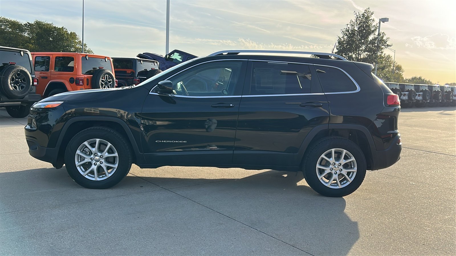 Used 2017 Black Jeep Latitude image 7