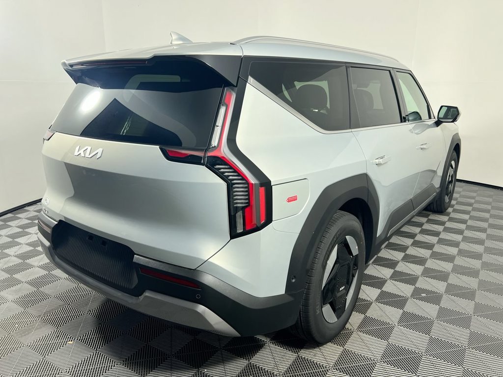 New 2026 White Kia Light image 3