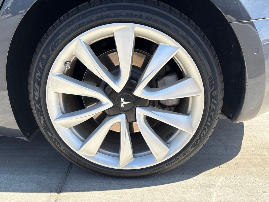 Used 2018  Tesla Long Range image 9