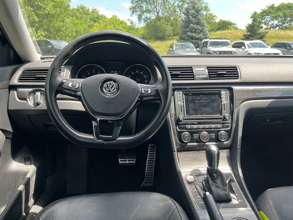 Used 2018 Black Volkswagen 2.0T SEL Premium image 19