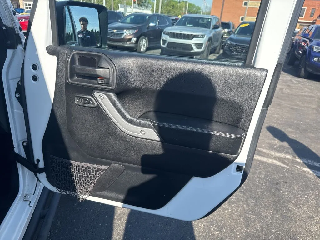 Used 2016 White Jeep Unlimited Rubicon image 29