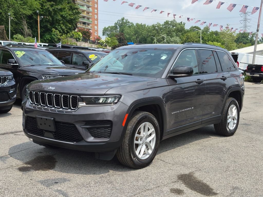 Used 2023 Gray Jeep Laredo image 1
