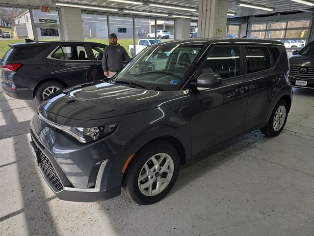 Used 2025  Kia LX image 2