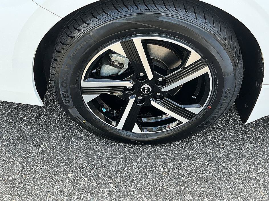 Certified Used 2024 Fresh Powder Nissan SV image 8