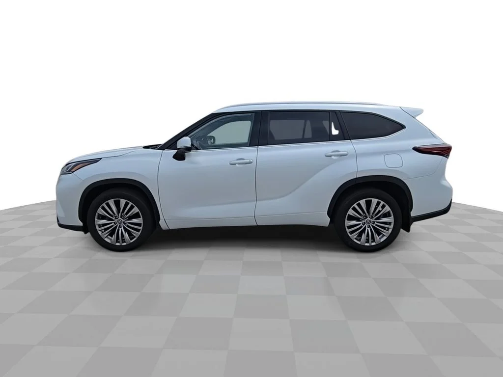 Used 2025  Toyota Platinum image 5