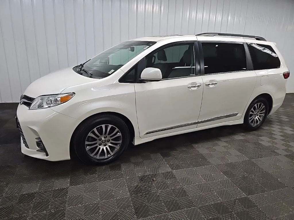 Used 2020 White Toyota XLE image 6