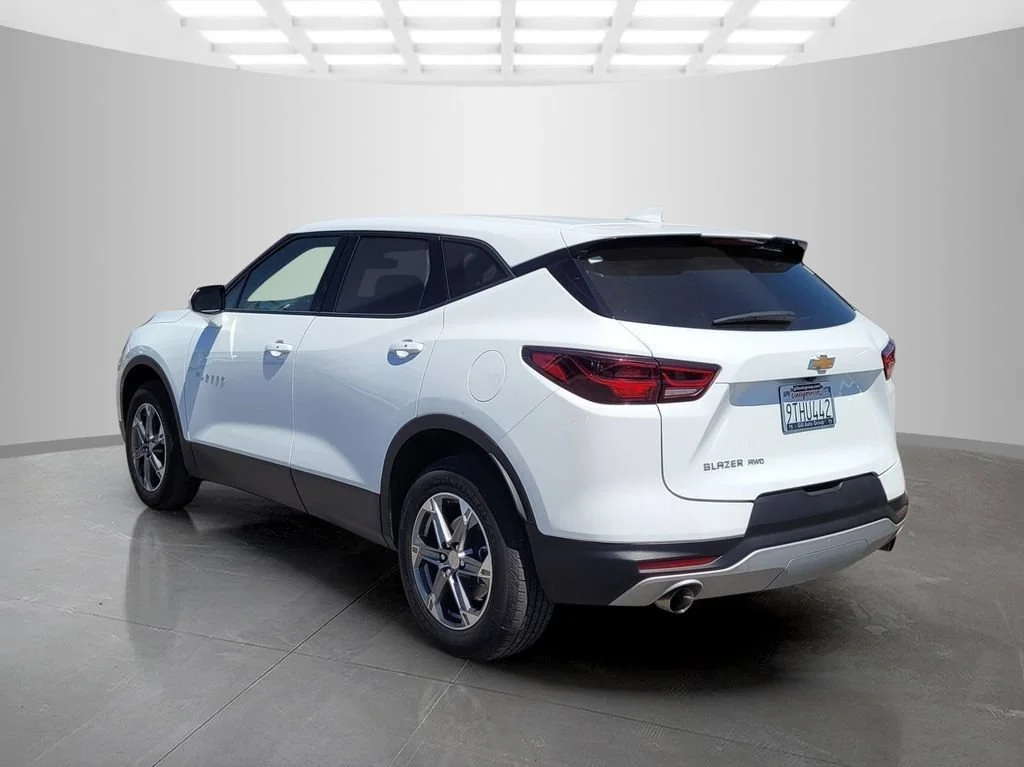Used 2025 Summit White Chevrolet 2LT image 6
