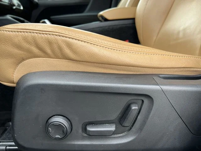 Used 2019 White Volvo T5 Inscription image 27