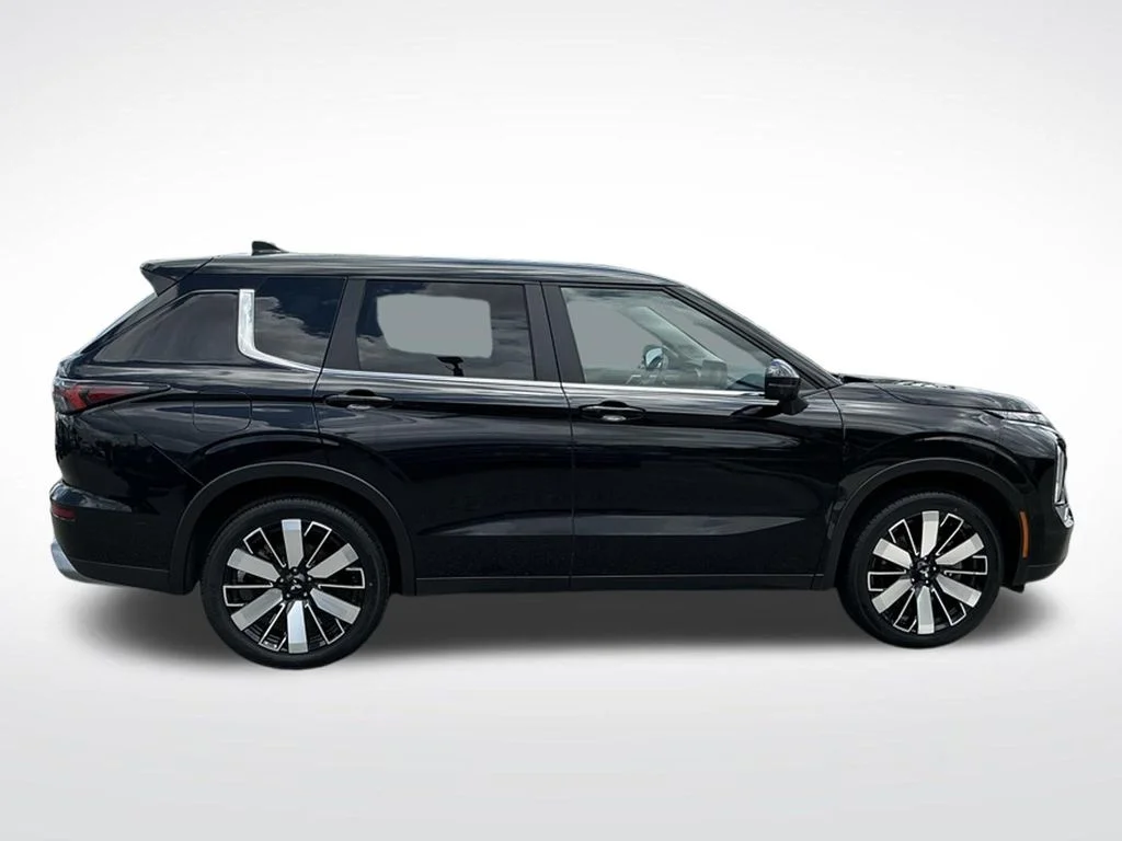 Used 2025  Mitsubishi SE image 9