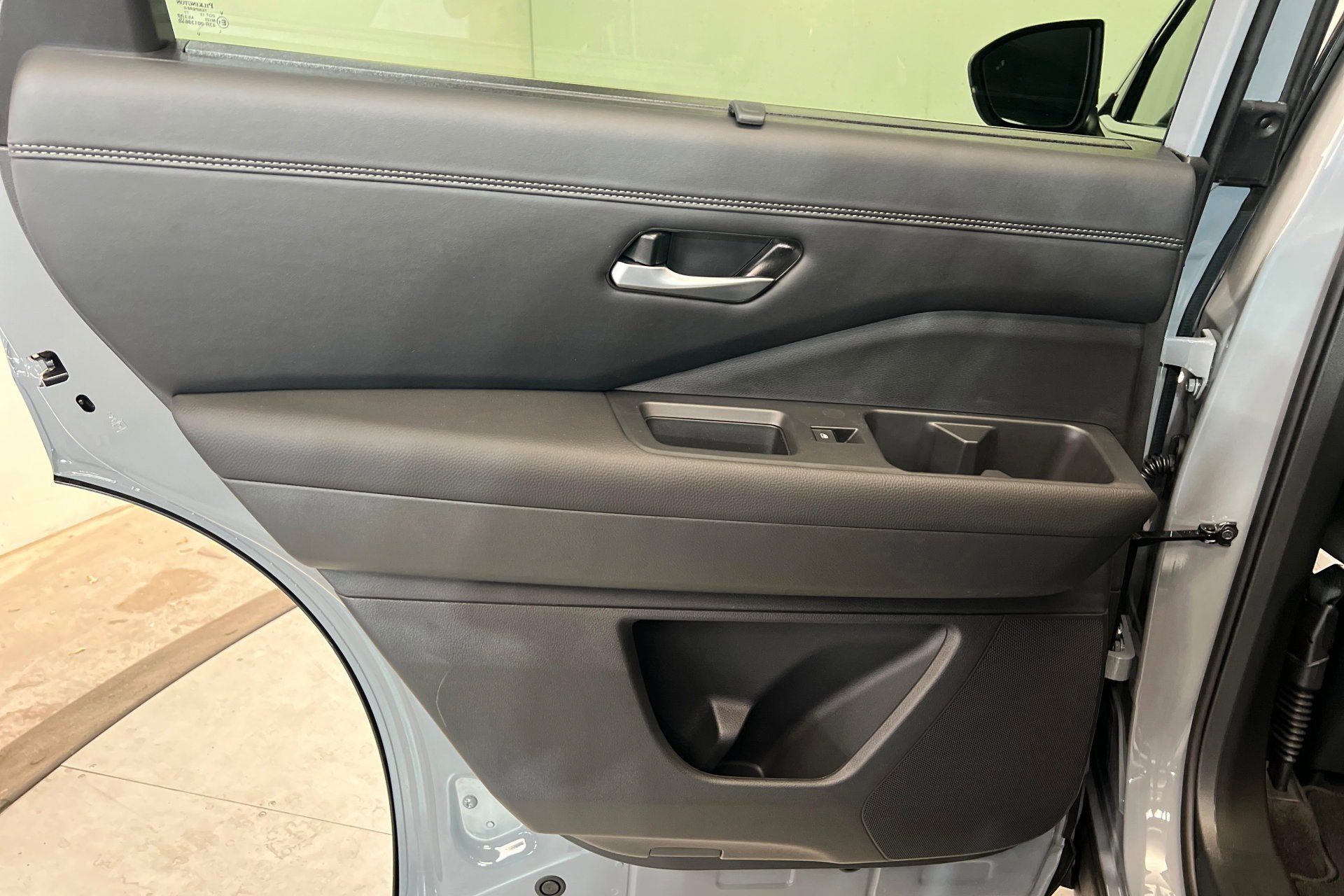 New 2026 Boulder Gray Pearl / Super Black Two-tone Nissan Platinum image 19
