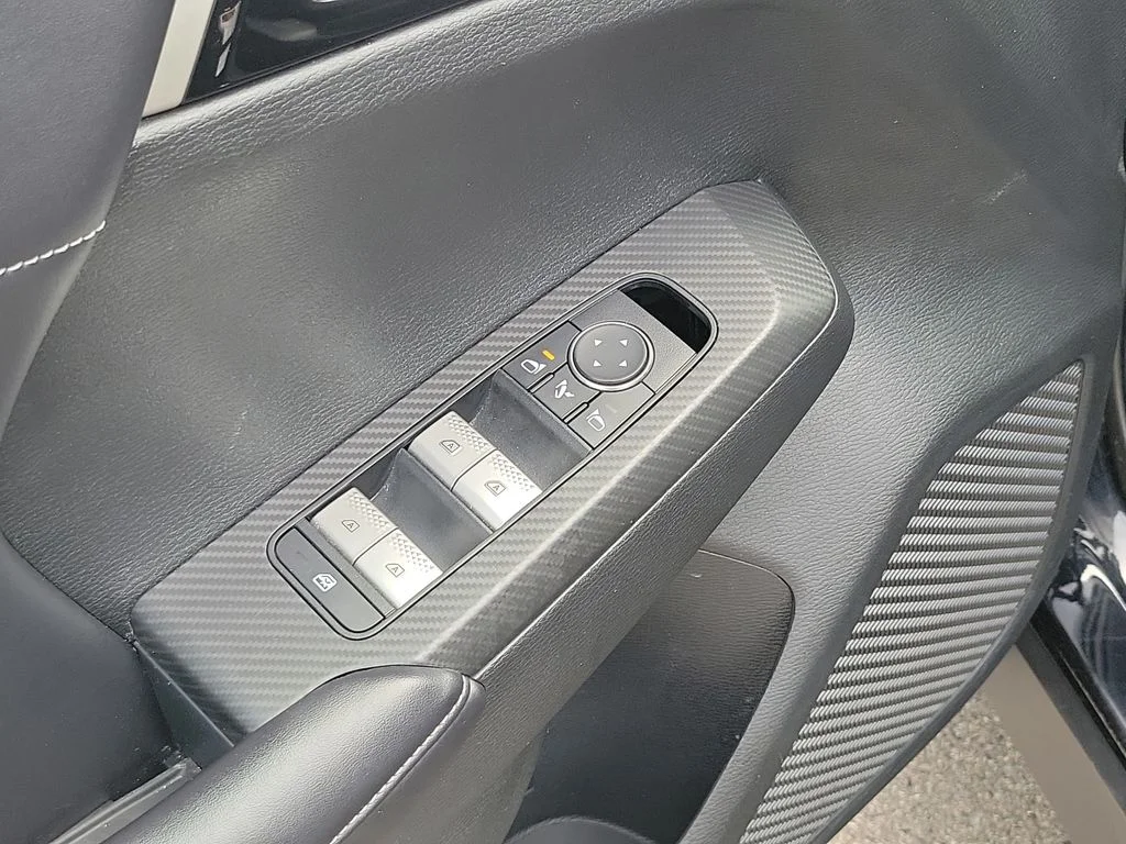 Used 2024  Mitsubishi SE image 23