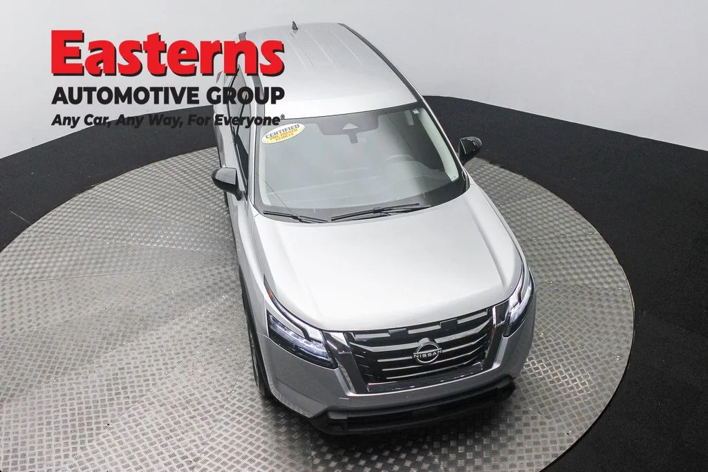Used 2023 Silver Nissan S image 3