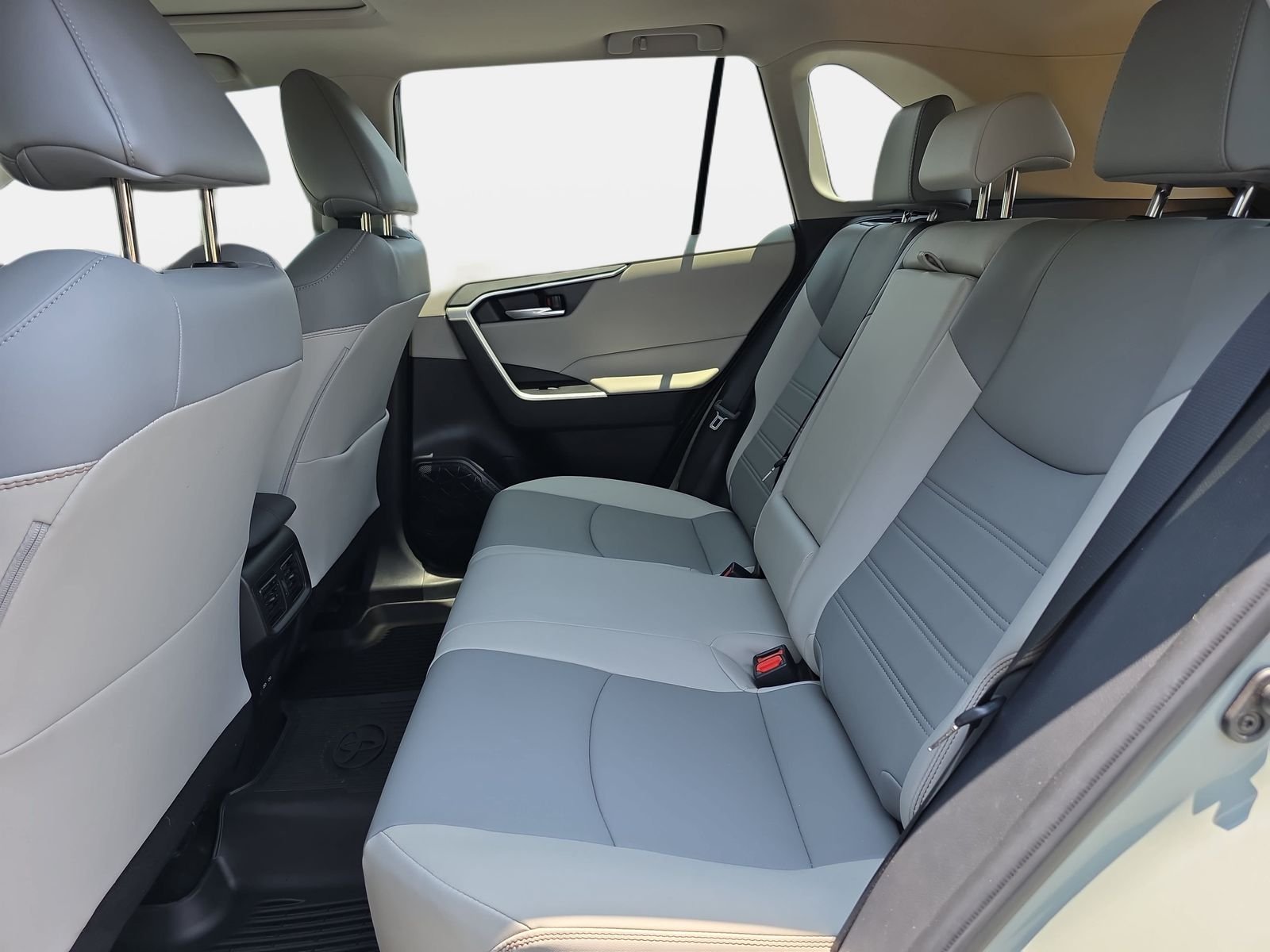 Used 2023  Toyota XLE Premium image 14