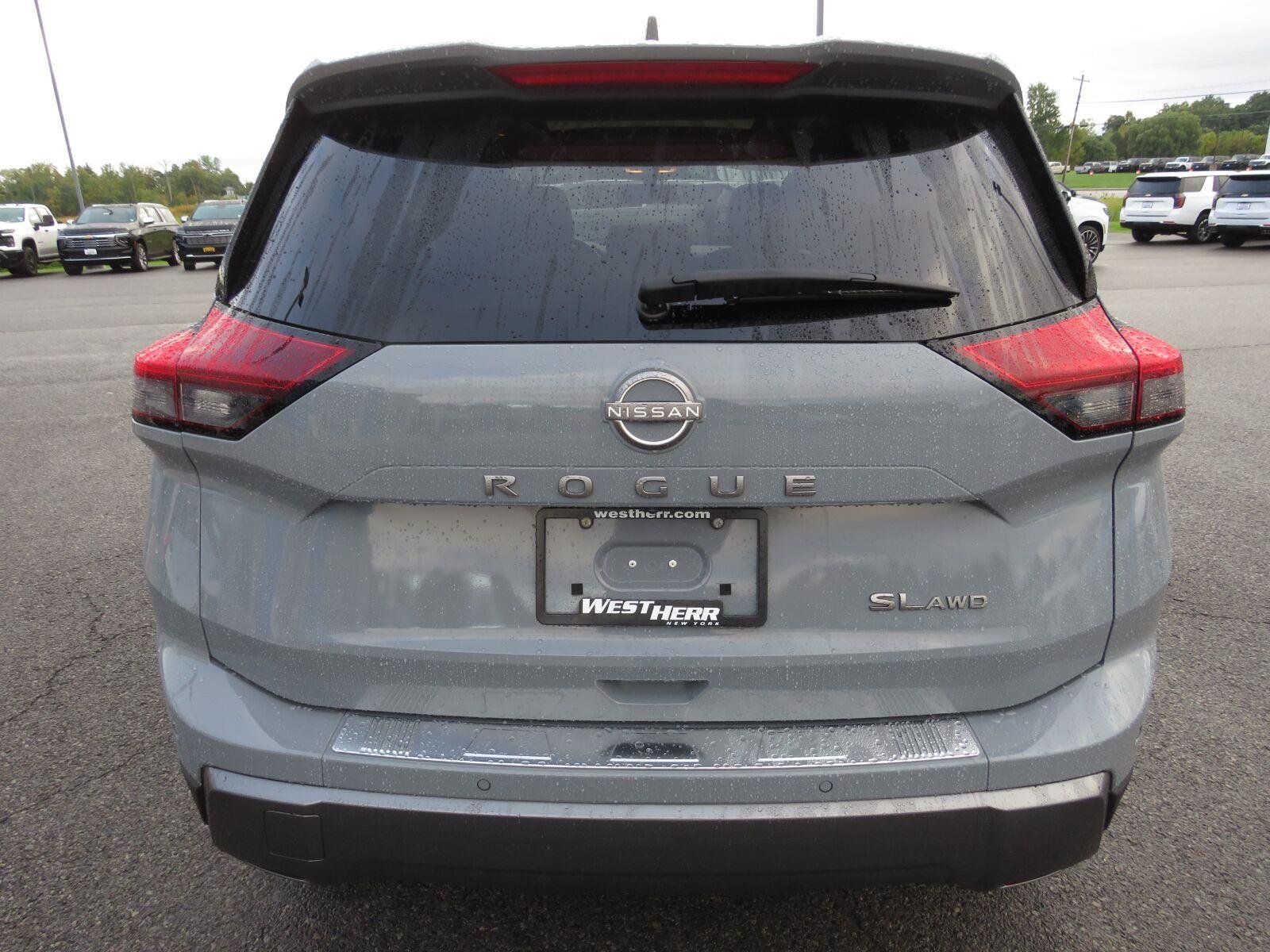 Used 2024 Boulder Gray Pearl Nissan SL image 9