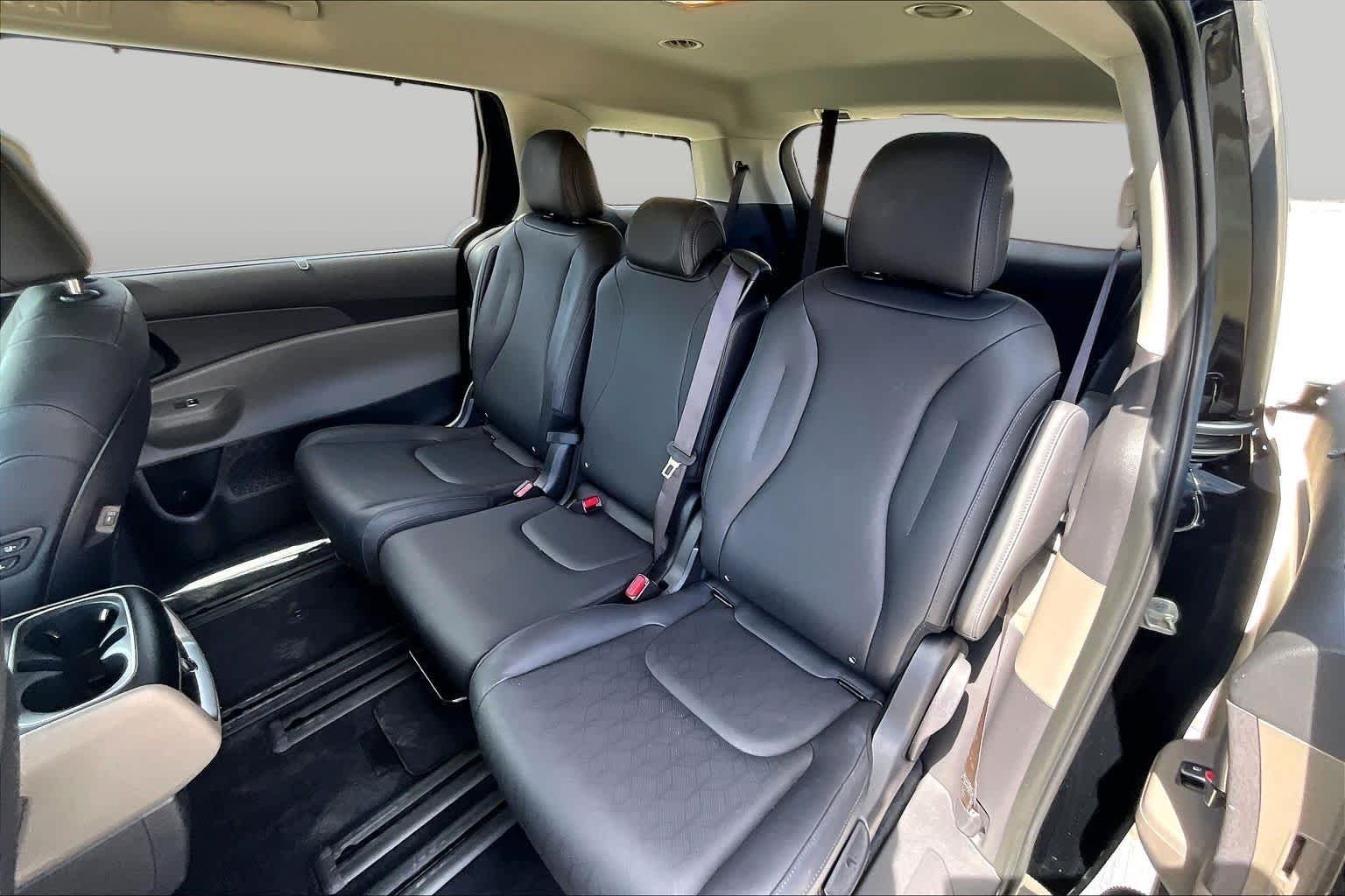 Used 2026 Aurora Black Pearl Kia EX image 18