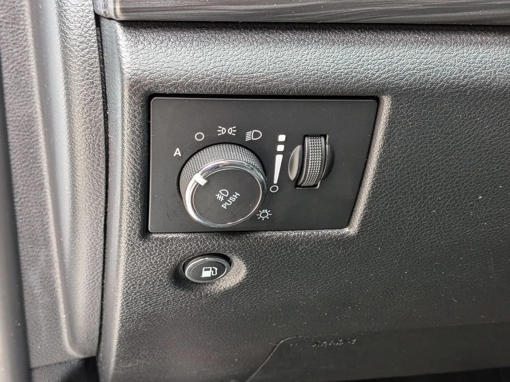 Used 2020 White Jeep Laredo image 15