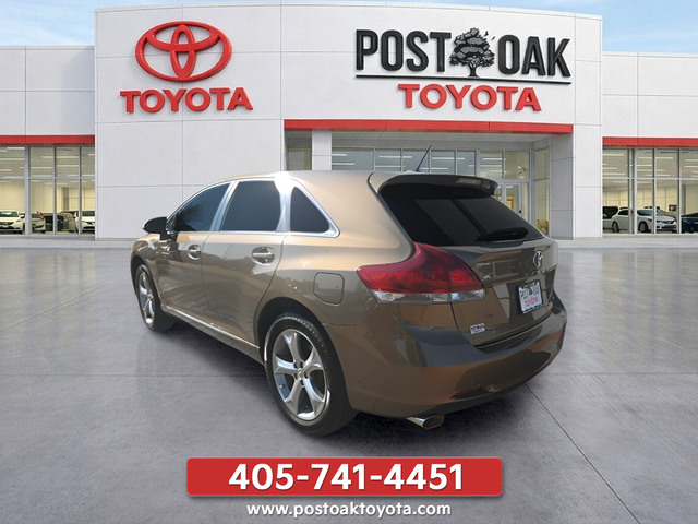 Used 2013 Gold Toyota LE image 3