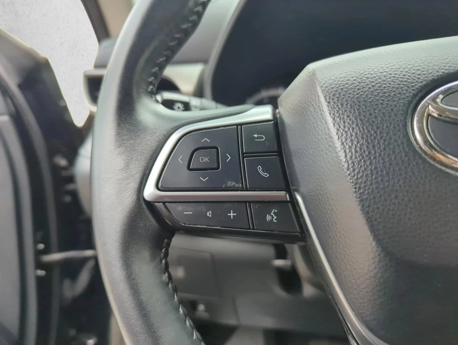 Used 2021 Midnight Black Metallic Toyota LE image 18